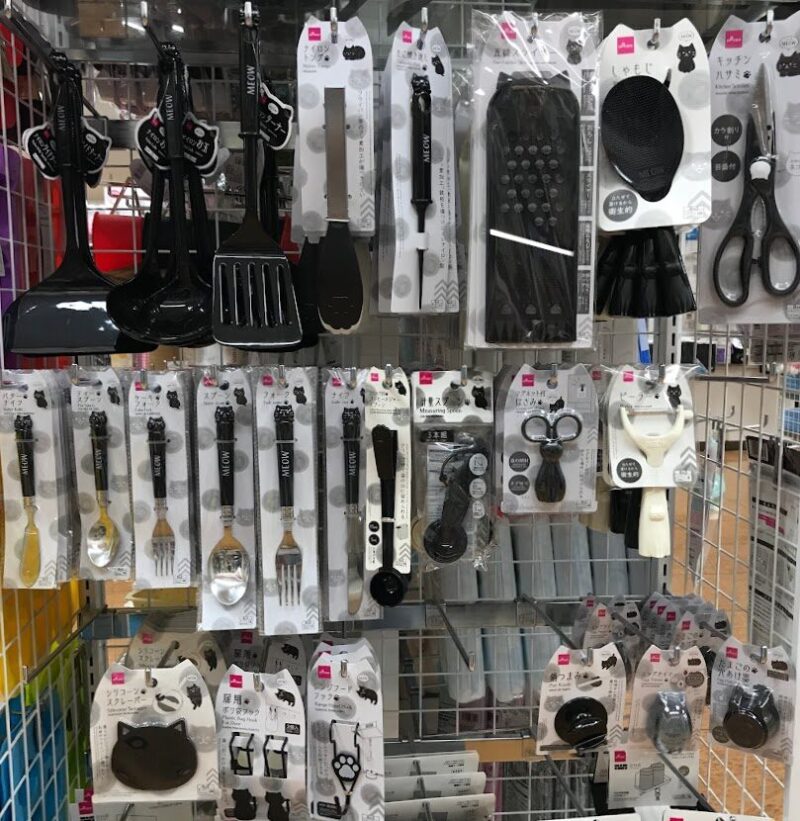 Kitchen tools: chopsticks and plates